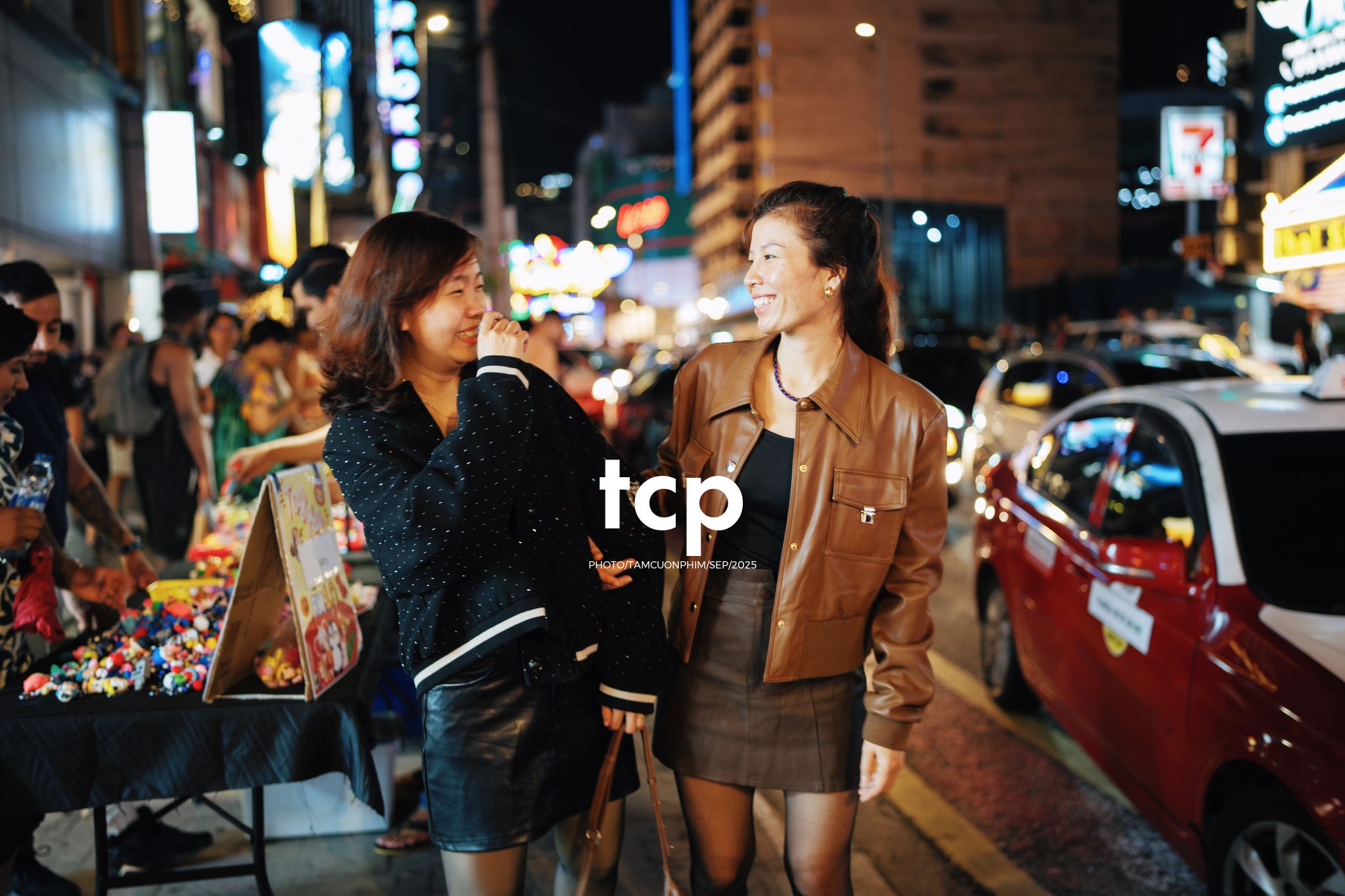 Tám Cuộn Phim - Nhịp thở đô thị về đêm
