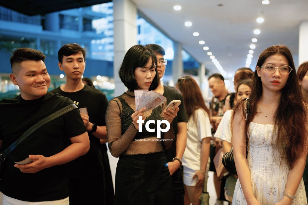 Tám Cuộn Phim - Nhịp thở đô thị về đêm
