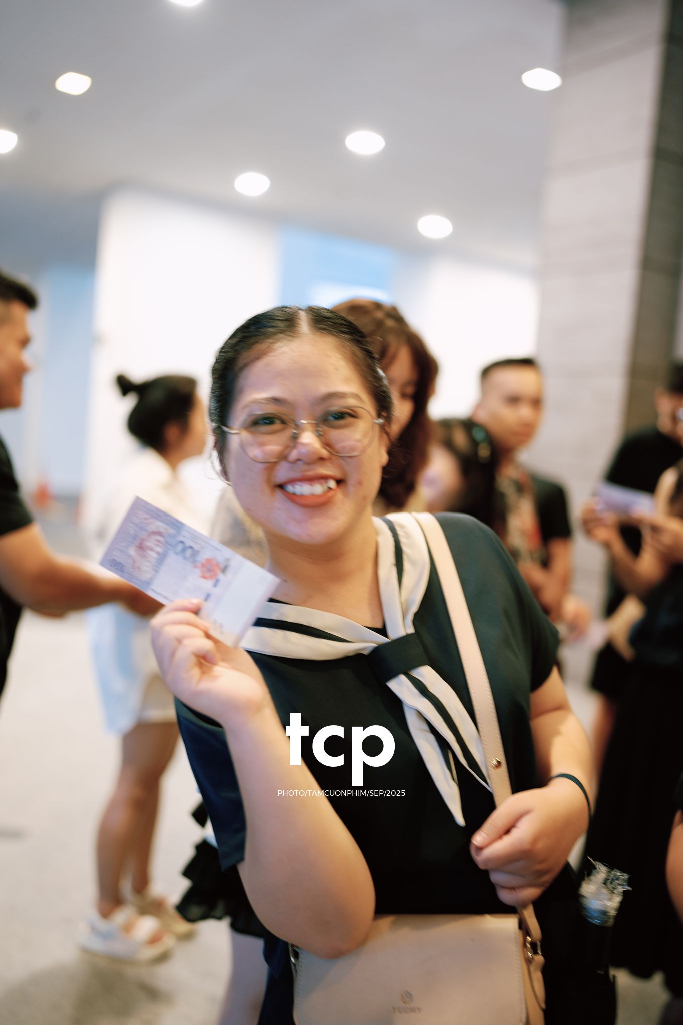 Tám Cuộn Phim - Nhịp thở đô thị về đêm