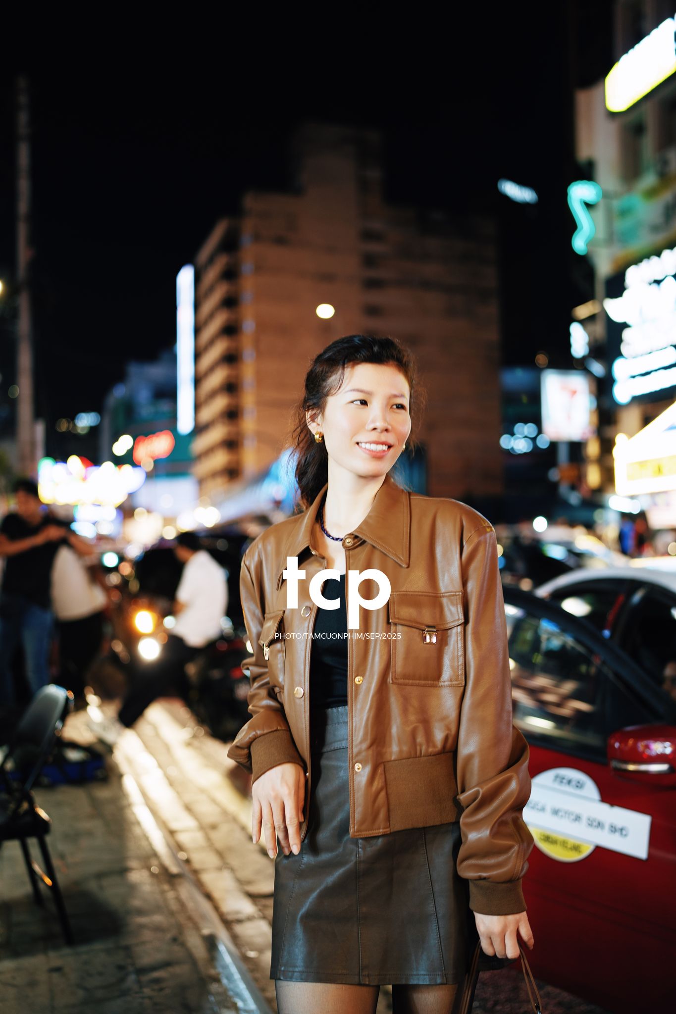 Tám Cuộn Phim - Nhịp thở đô thị về đêm