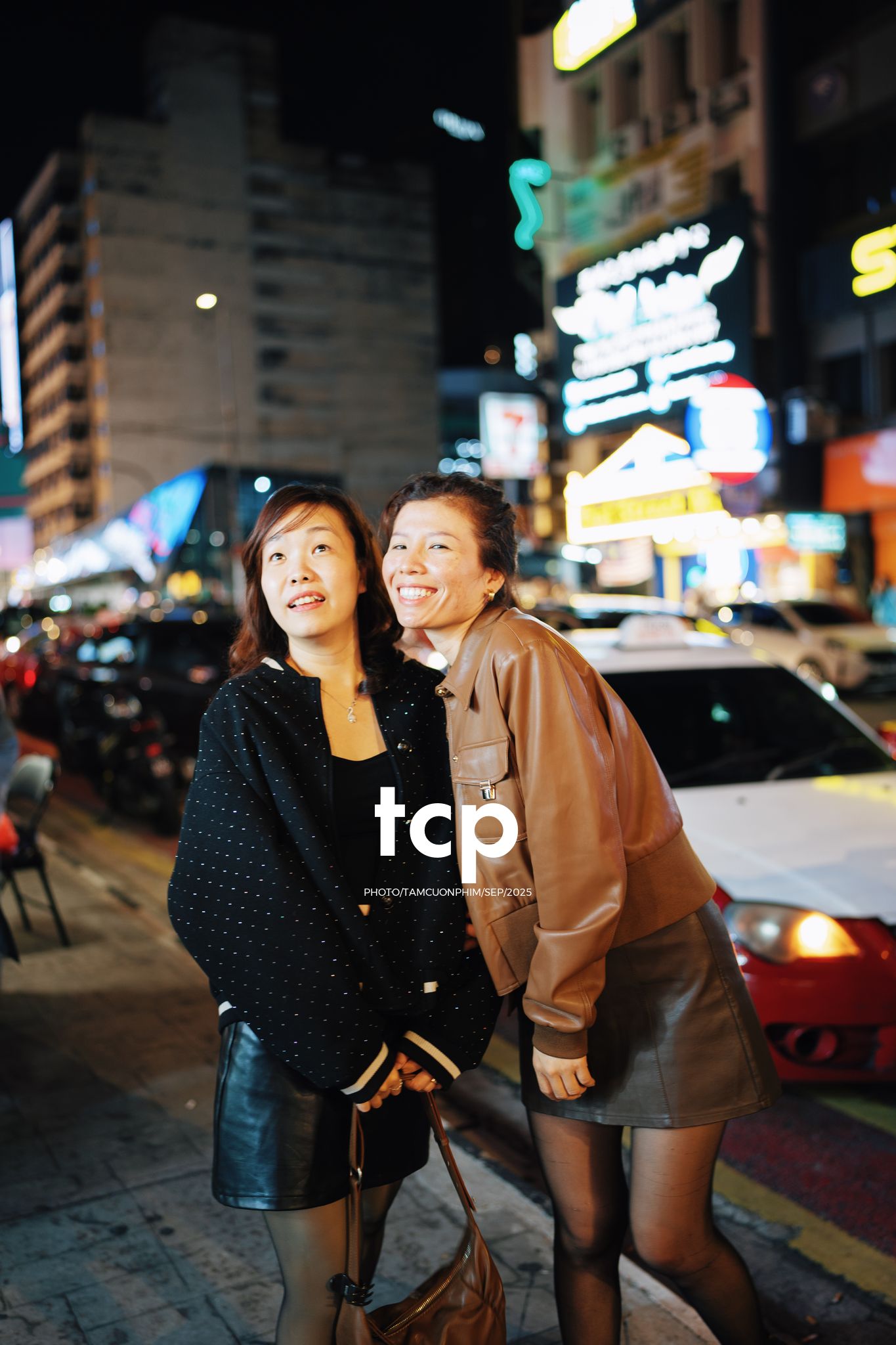 Tám Cuộn Phim - Nhịp thở đô thị về đêm