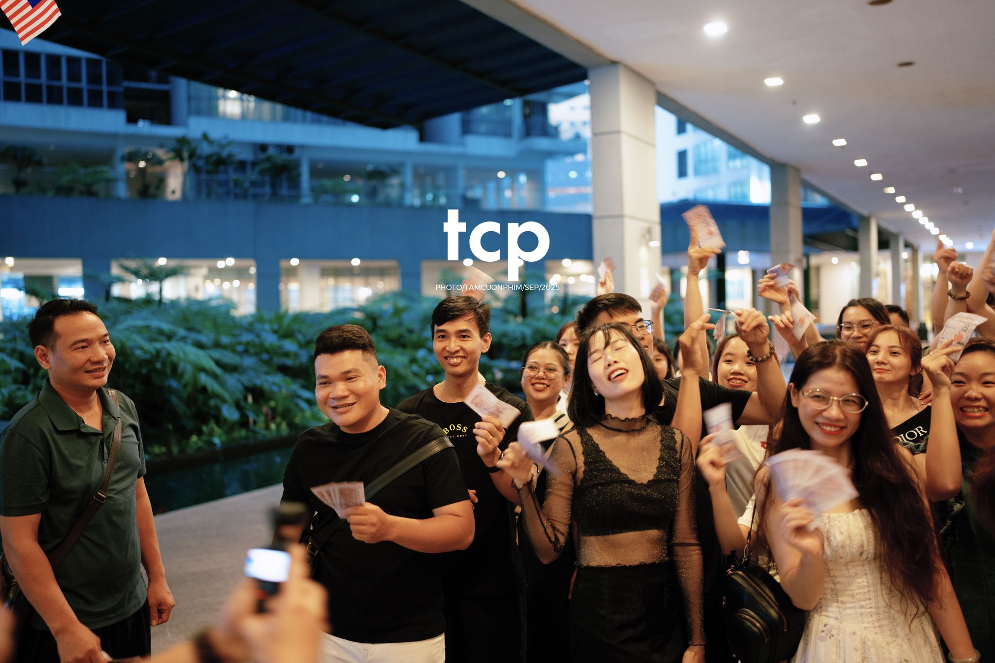 Tám Cuộn Phim - Nhịp thở đô thị về đêm