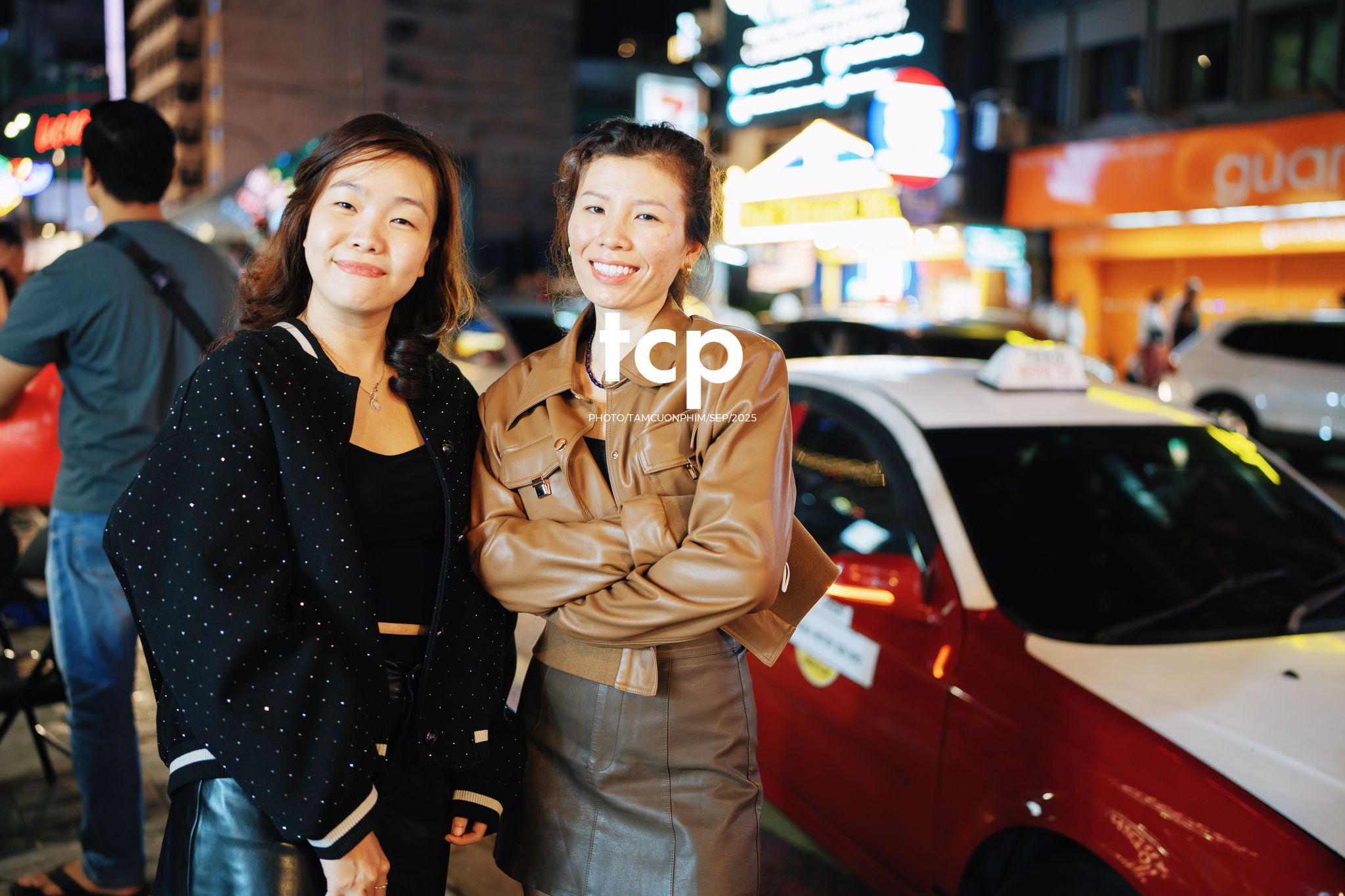 Tám Cuộn Phim - Nhịp thở đô thị về đêm
