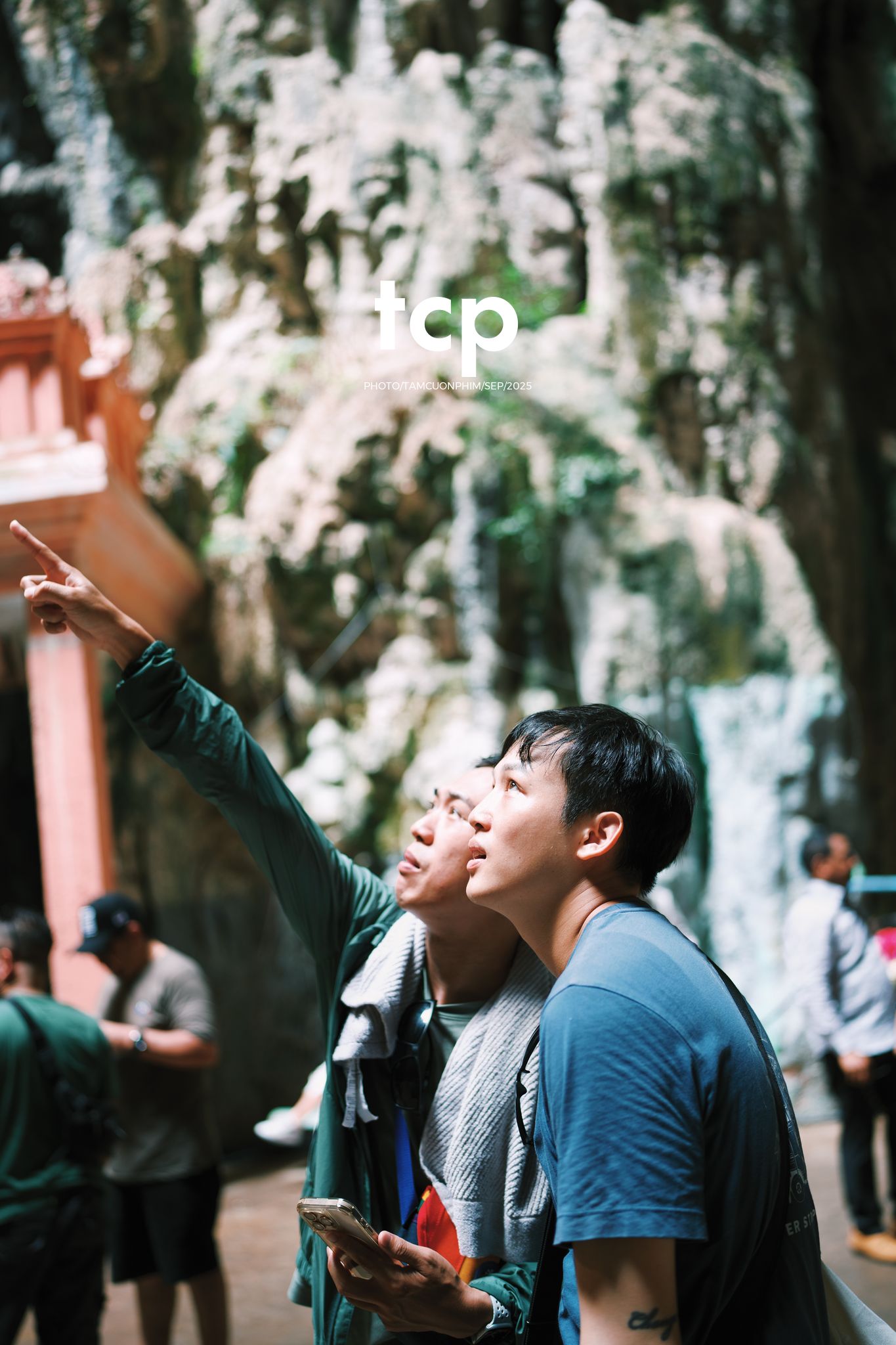 Tám Cuộn Phim - Hành trình kết nối tâm linh và văn hóa đầy màu sắc