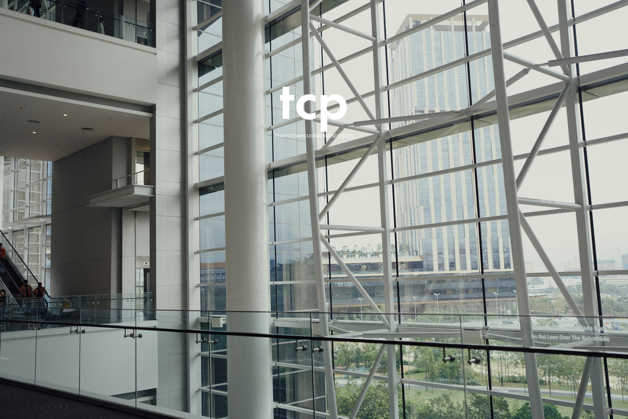 Tám Cuộn Phim - Có ai thấy nôn nao mỗi khi đứng trước những tòa nhà chọc trời ở xứ người không?