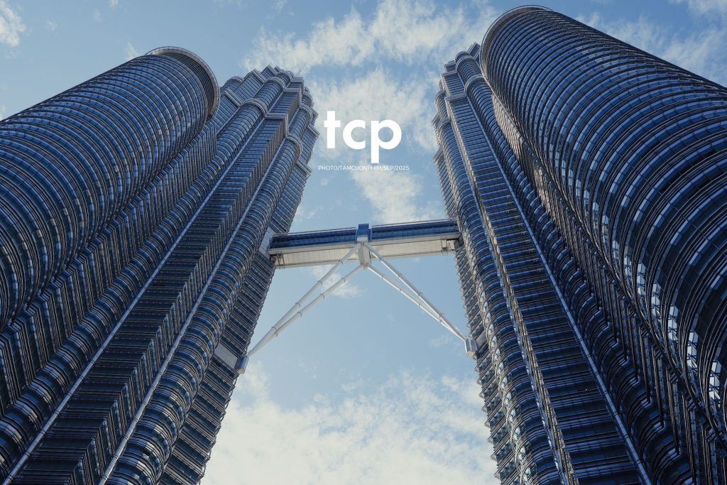Tám Cuộn Phim - Có ai thấy nôn nao mỗi khi đứng trước những tòa nhà chọc trời ở xứ người không?