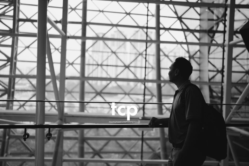 Tám Cuộn Phim - Có ai thấy nôn nao mỗi khi đứng trước những tòa nhà chọc trời ở xứ người không?