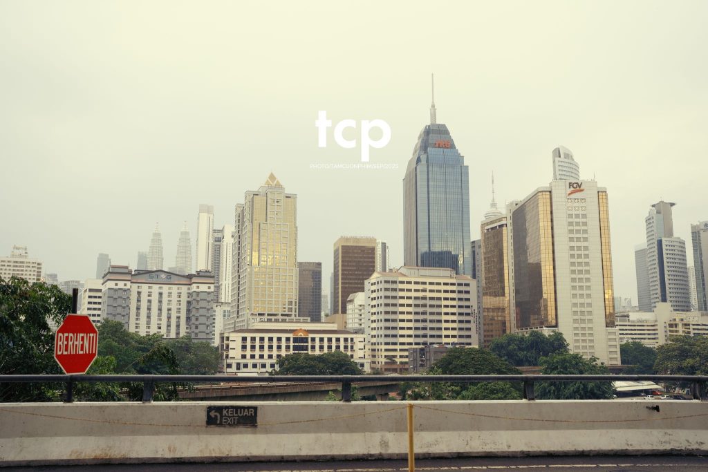Tám Cuộn Phim - Có ai thấy nôn nao mỗi khi đứng trước những tòa nhà chọc trời ở xứ người không?