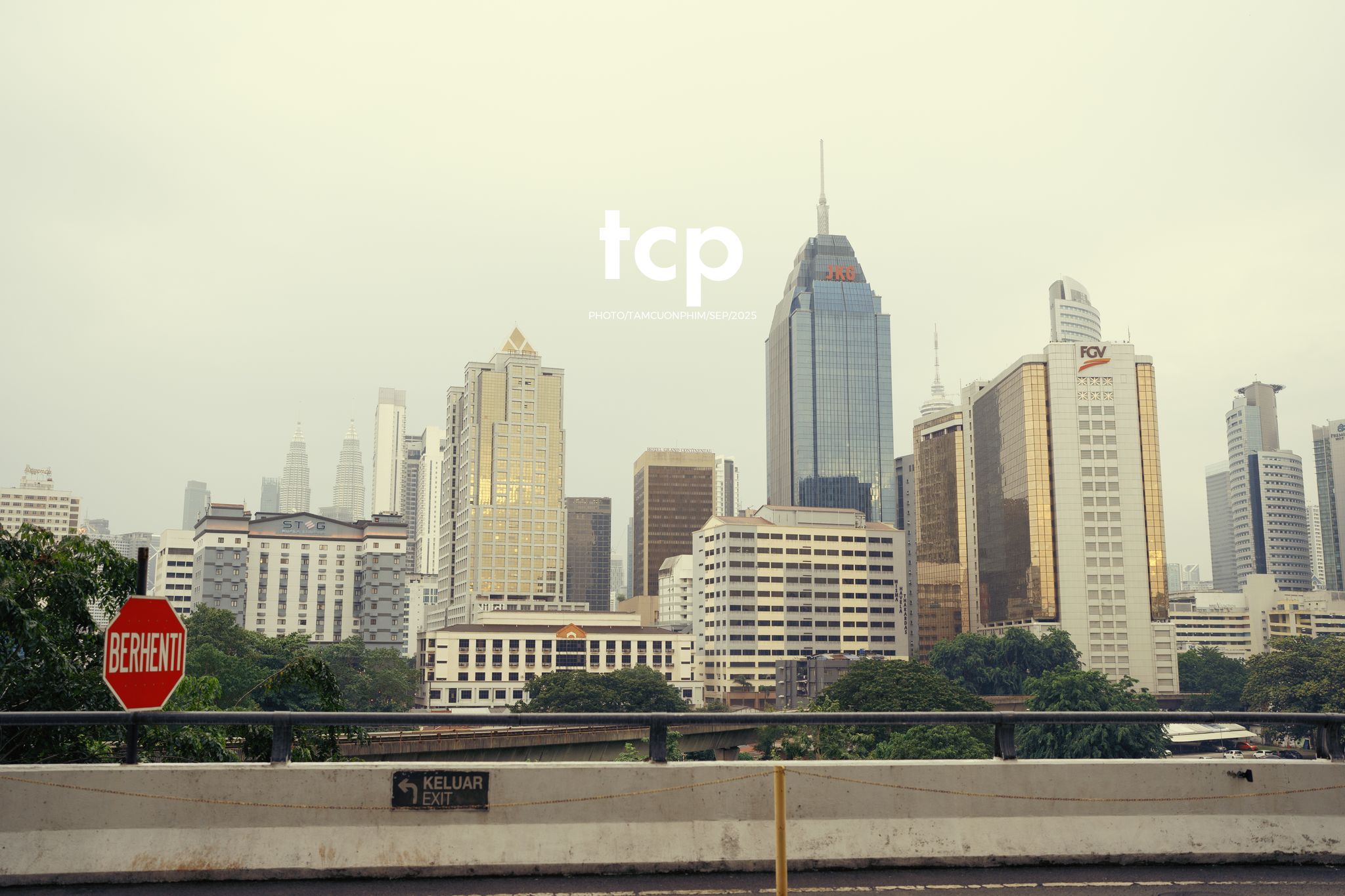 Tám Cuộn Phim - Có ai thấy nôn nao mỗi khi đứng trước những tòa nhà chọc trời ở xứ người không?