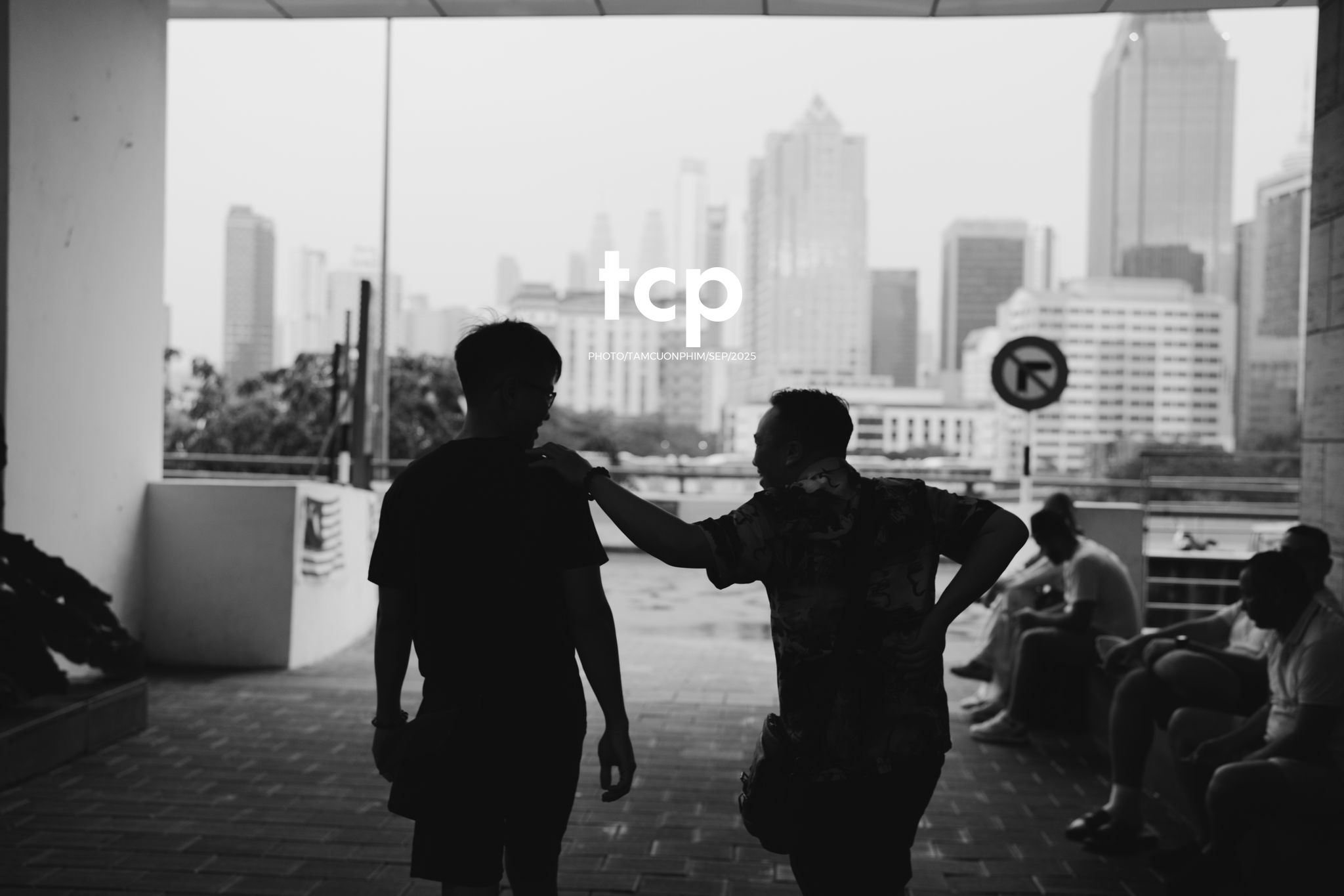 Tám Cuộn Phim - Có ai thấy nôn nao mỗi khi đứng trước những tòa nhà chọc trời ở xứ người không?