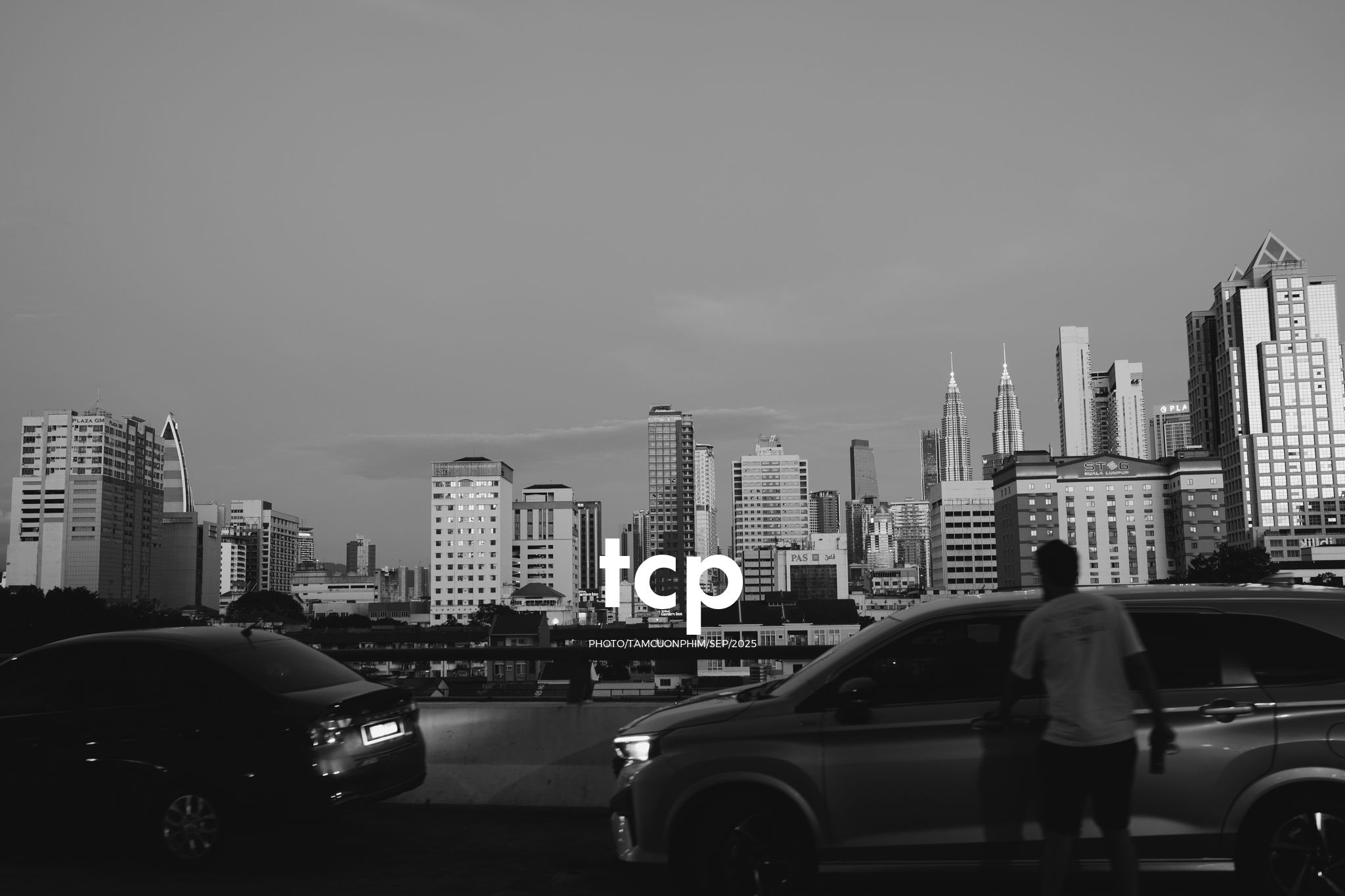 Tám Cuộn Phim - Có ai thấy nôn nao mỗi khi đứng trước những tòa nhà chọc trời ở xứ người không?