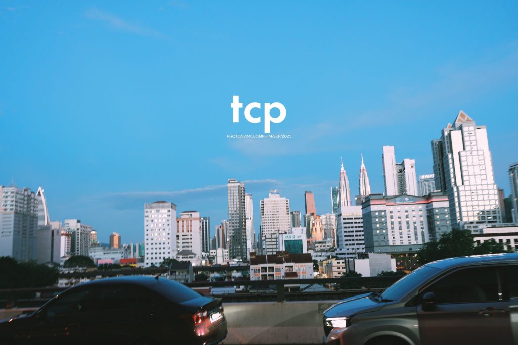 Tám Cuộn Phim - Có ai thấy nôn nao mỗi khi đứng trước những tòa nhà chọc trời ở xứ người không?