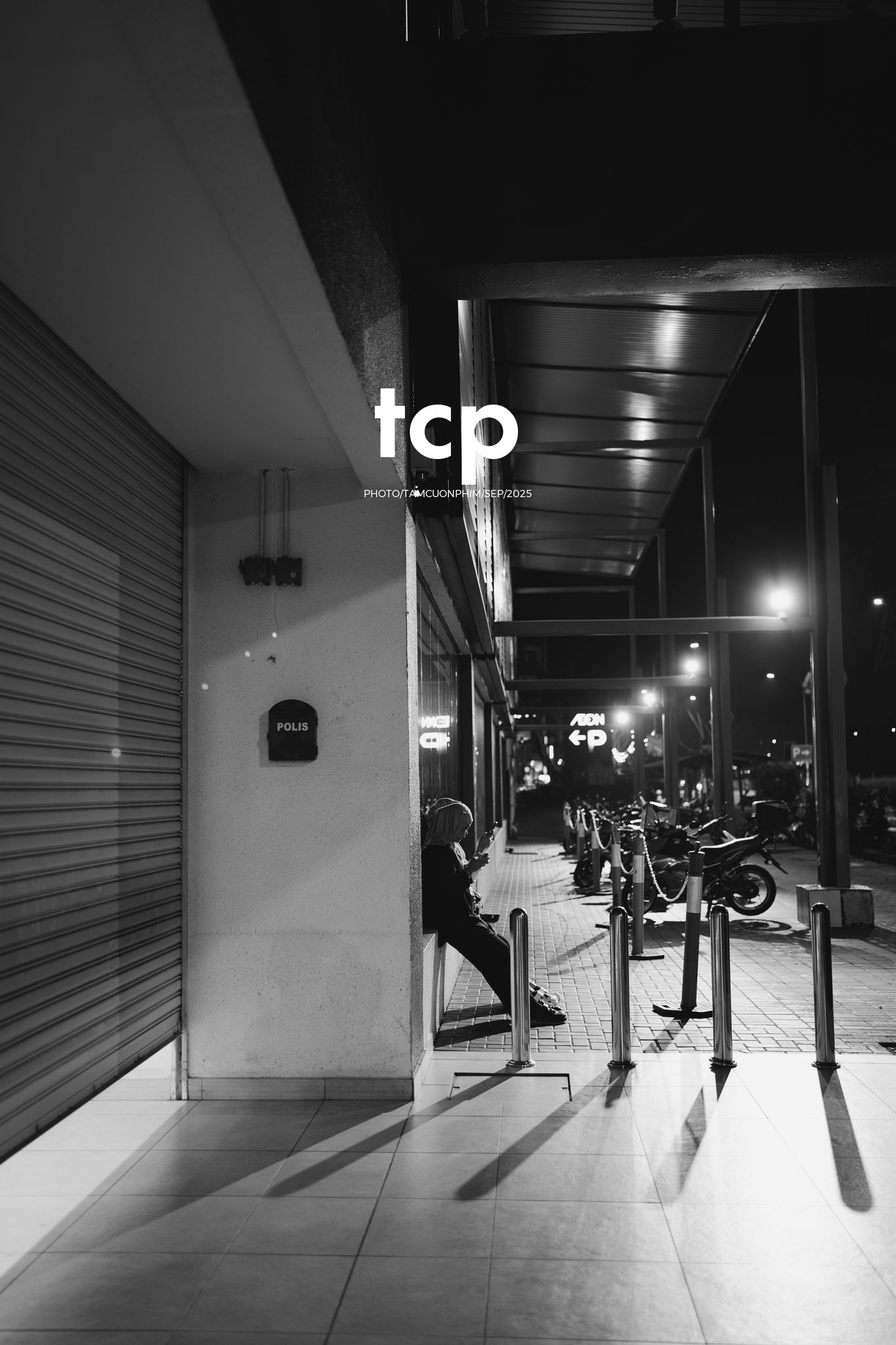 Tám Cuộn Phim - Bạn đã bao giờ lang thang một mình giữa những con phố xa lạ vào đêm muộn chưa?