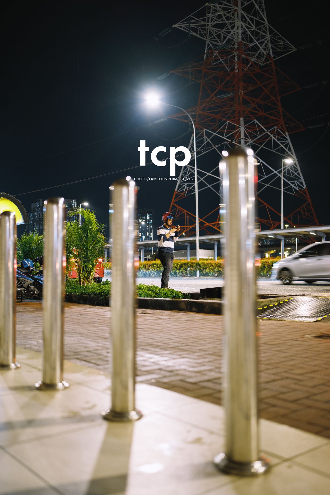 Tám Cuộn Phim - Bạn đã bao giờ lang thang một mình giữa những con phố xa lạ vào đêm muộn chưa?