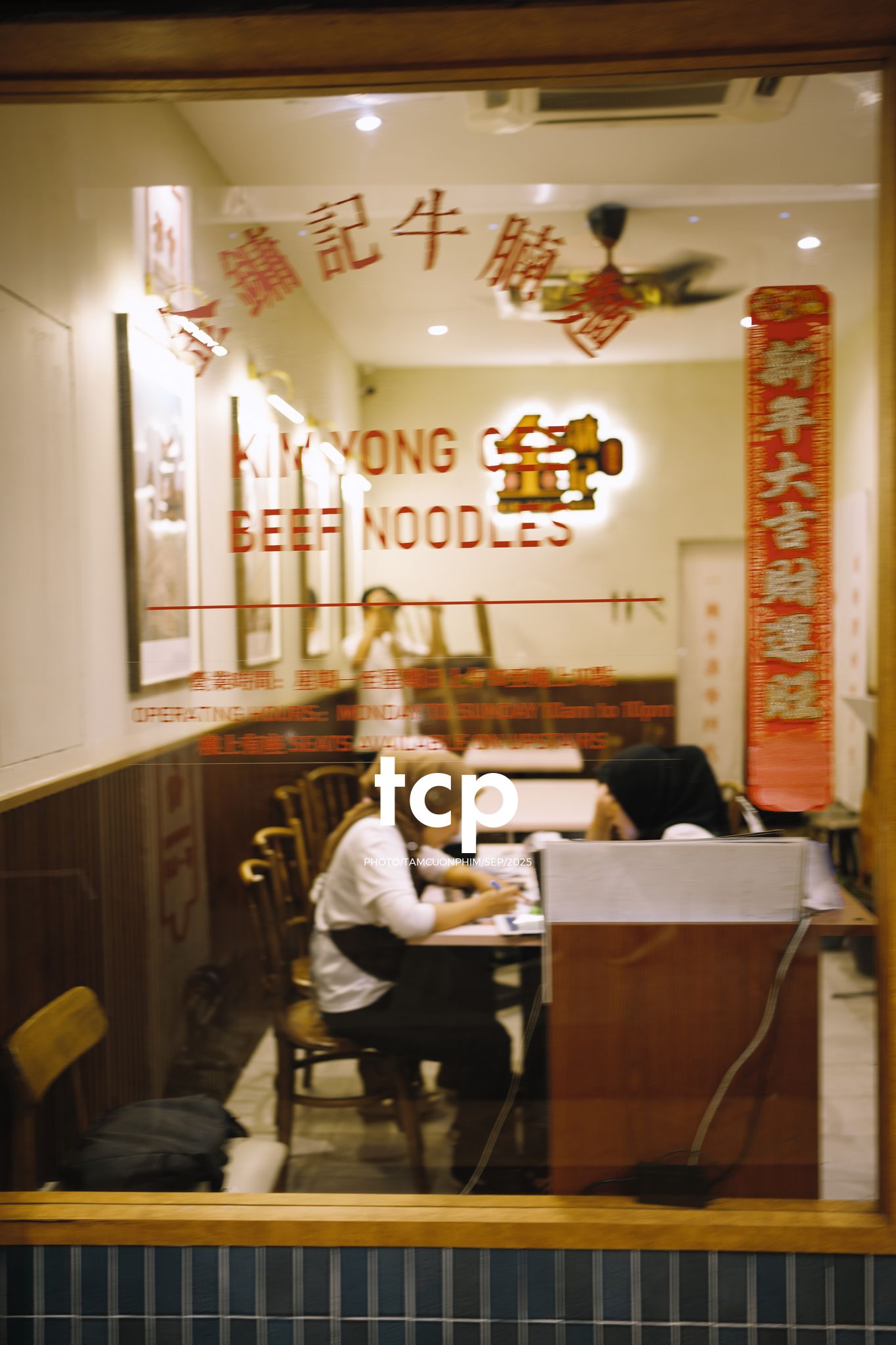 Tám Cuộn Phim - Bạn đã bao giờ lang thang một mình giữa những con phố xa lạ vào đêm muộn chưa?