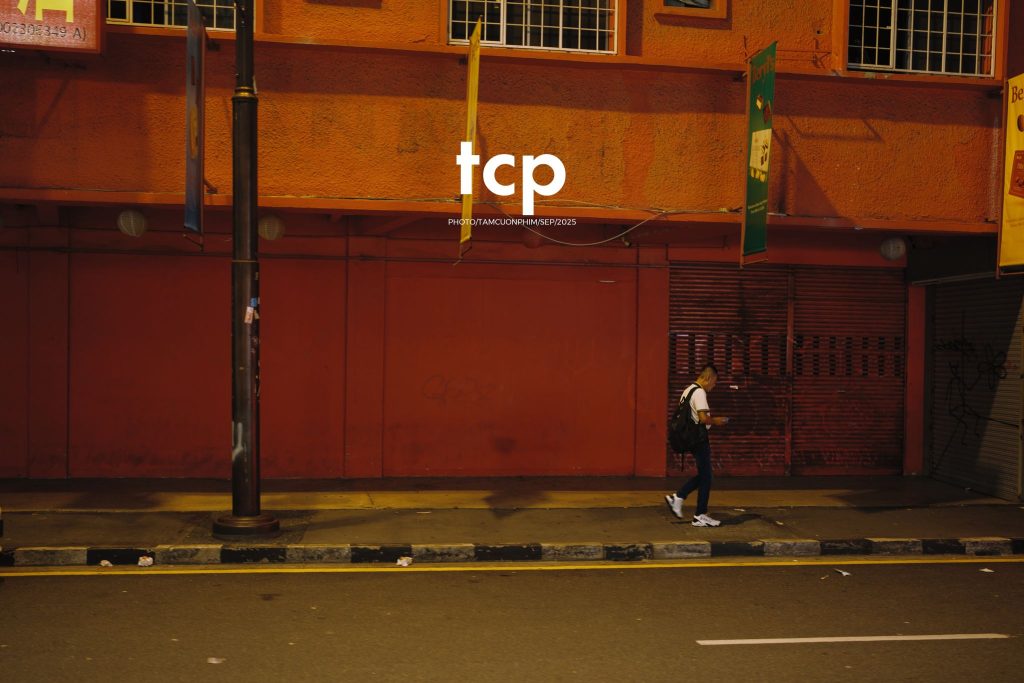 Tám Cuộn Phim - Bạn đã bao giờ lang thang một mình giữa những con phố xa lạ vào đêm muộn chưa?