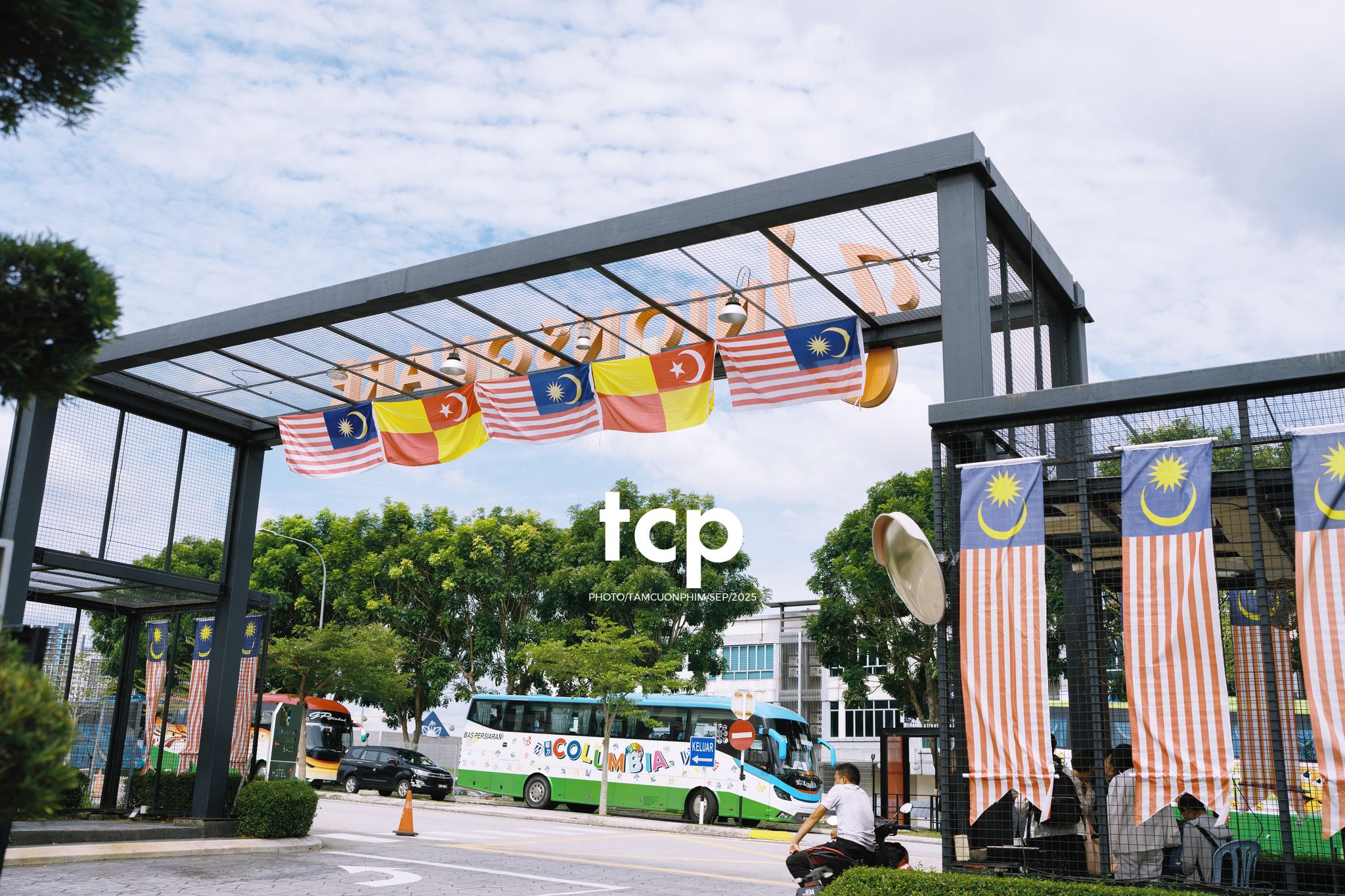 Tám Cuộn Phim - Chuyện những "chú chim di cư" ở trạm dừng chân Malaysia
