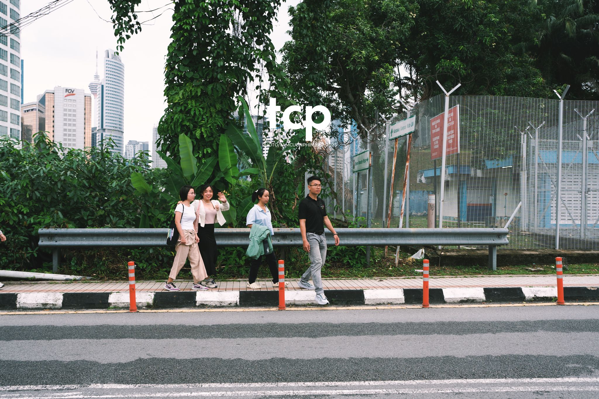 Tám Cuộn Phim - Nhịp điệu đường ray