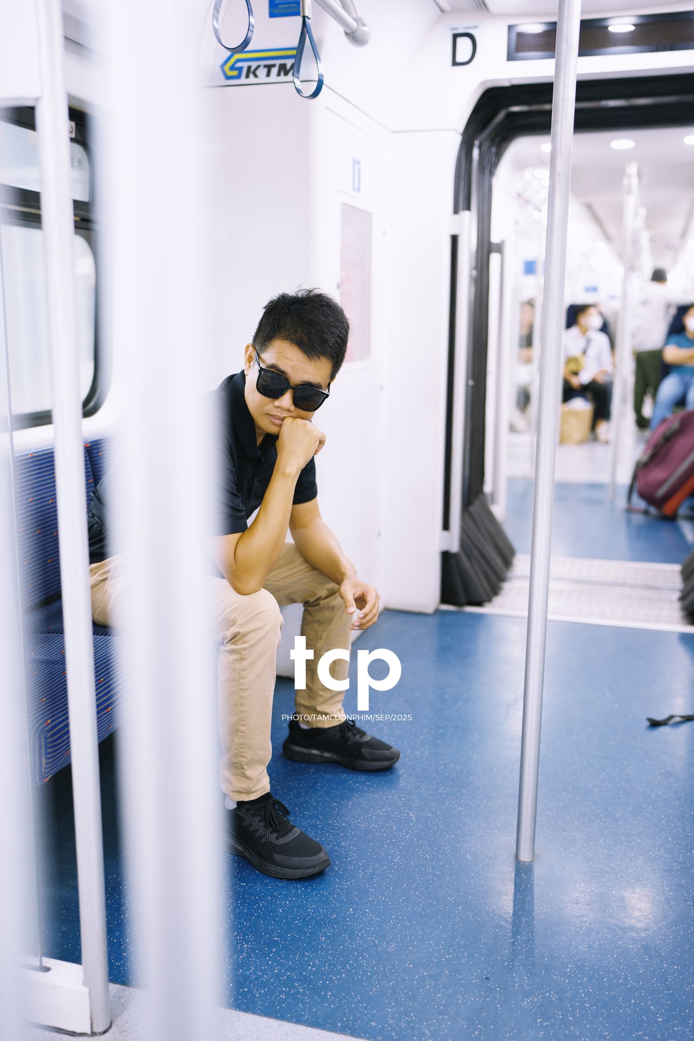 Tám Cuộn Phim - Nhịp điệu đường ray