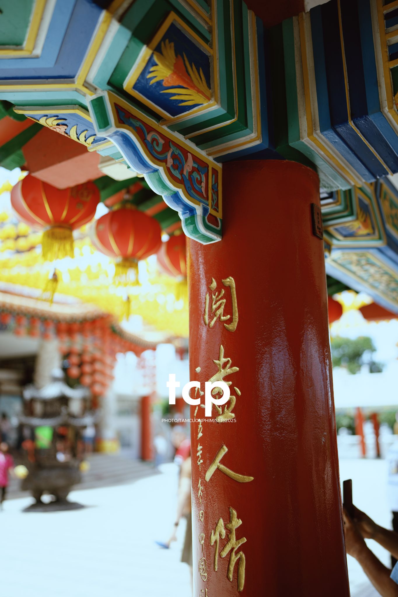 Tám Cuộn Phim - Sắc đỏ và hương trầm nơi cổ tự