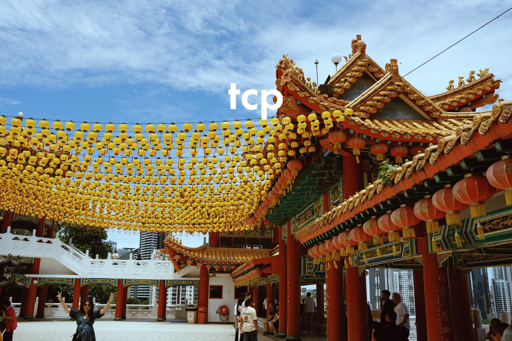 Tám Cuộn Phim - Sắc đỏ và hương trầm nơi cổ tự