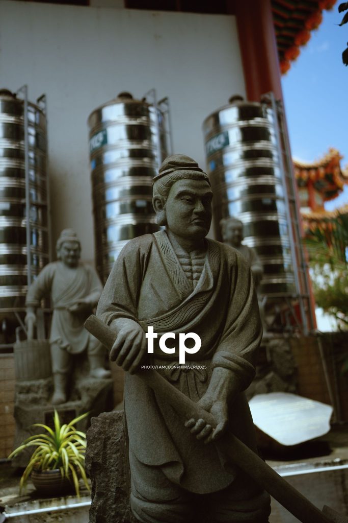 Tám Cuộn Phim - Sắc đỏ và hương trầm nơi cổ tự