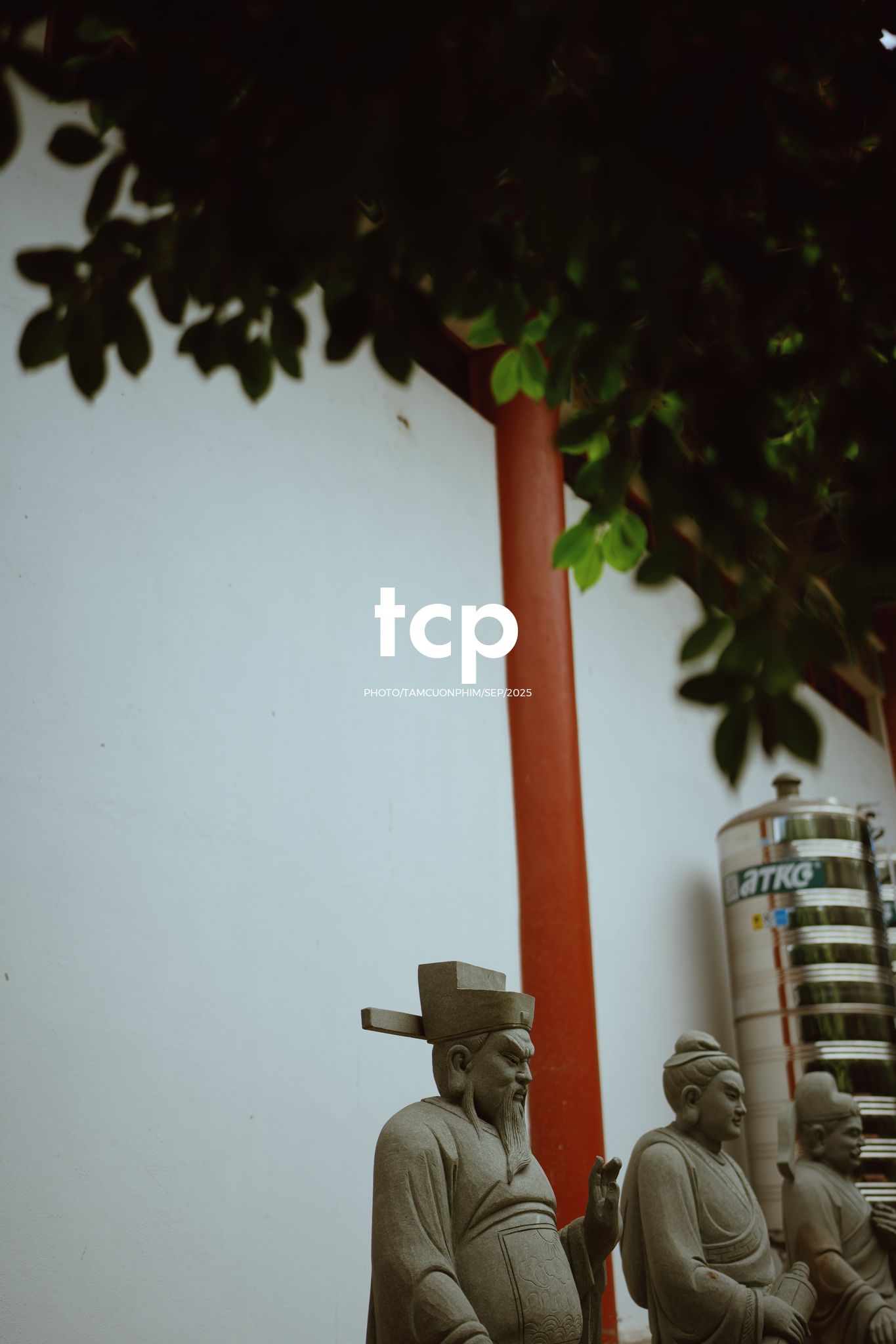 Tám Cuộn Phim - Sắc đỏ và hương trầm nơi cổ tự