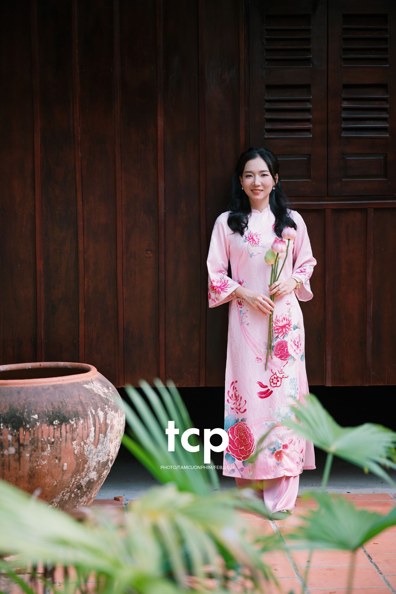 Tám Cuộn Phim - Tiếng cười giòn tan trên chiếc cầu gỗ cũ