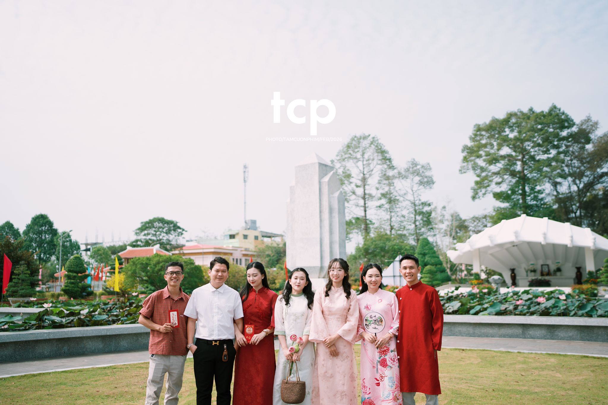 Tám Cuộn Phim - Tiếng cười giòn tan trên chiếc cầu gỗ cũ