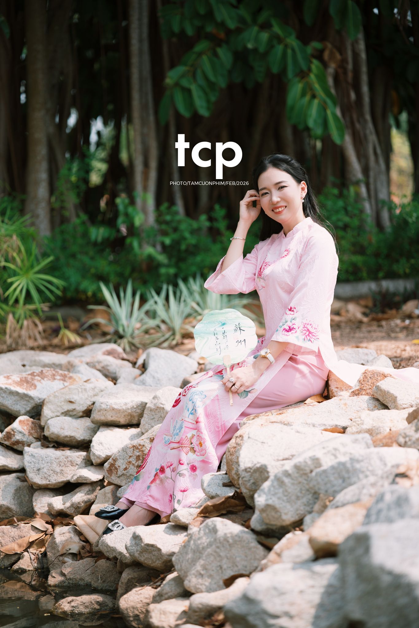 Tám Cuộn Phim - Tiếng cười giòn tan trên chiếc cầu gỗ cũ