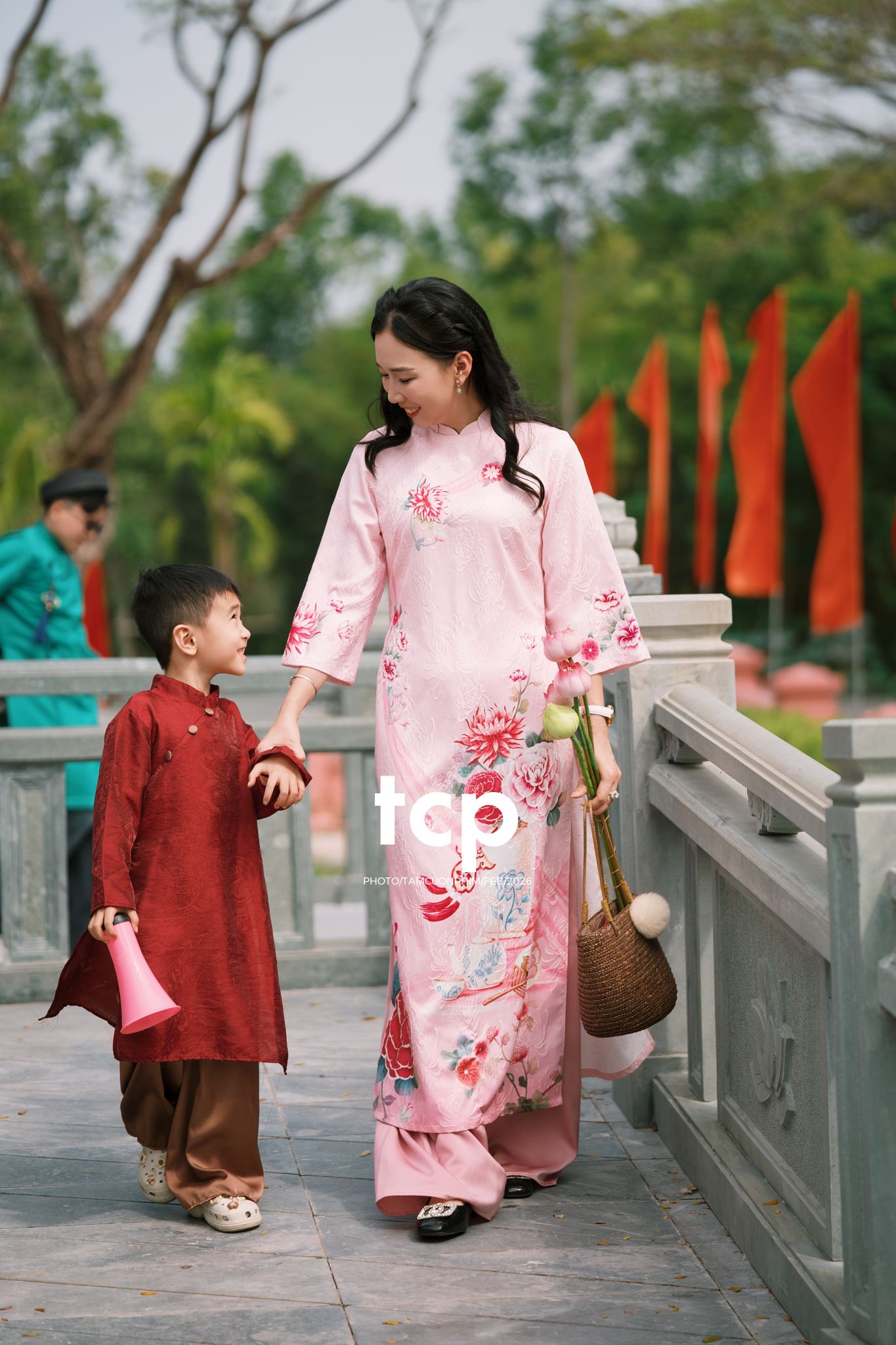 Tám Cuộn Phim - Tiếng cười giòn tan trên chiếc cầu gỗ cũ
