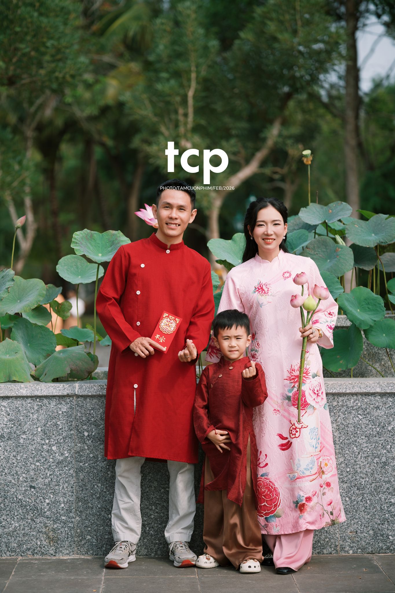 Tám Cuộn Phim - Tiếng cười giòn tan trên chiếc cầu gỗ cũ