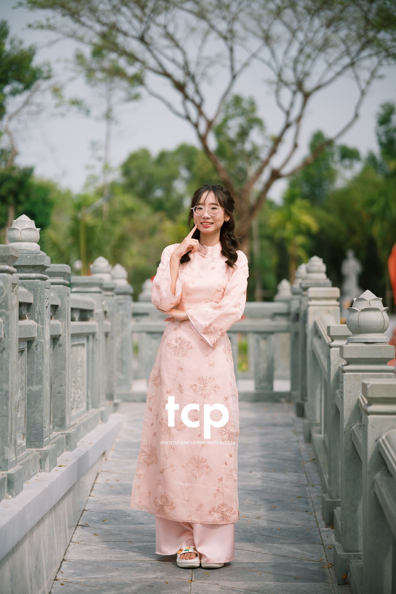Tám Cuộn Phim - Tiếng cười giòn tan trên chiếc cầu gỗ cũ
