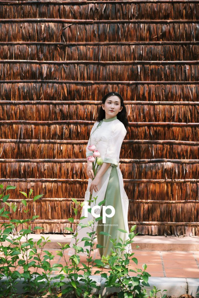 Tám Cuộn Phim - Tiếng cười giòn tan trên chiếc cầu gỗ cũ
