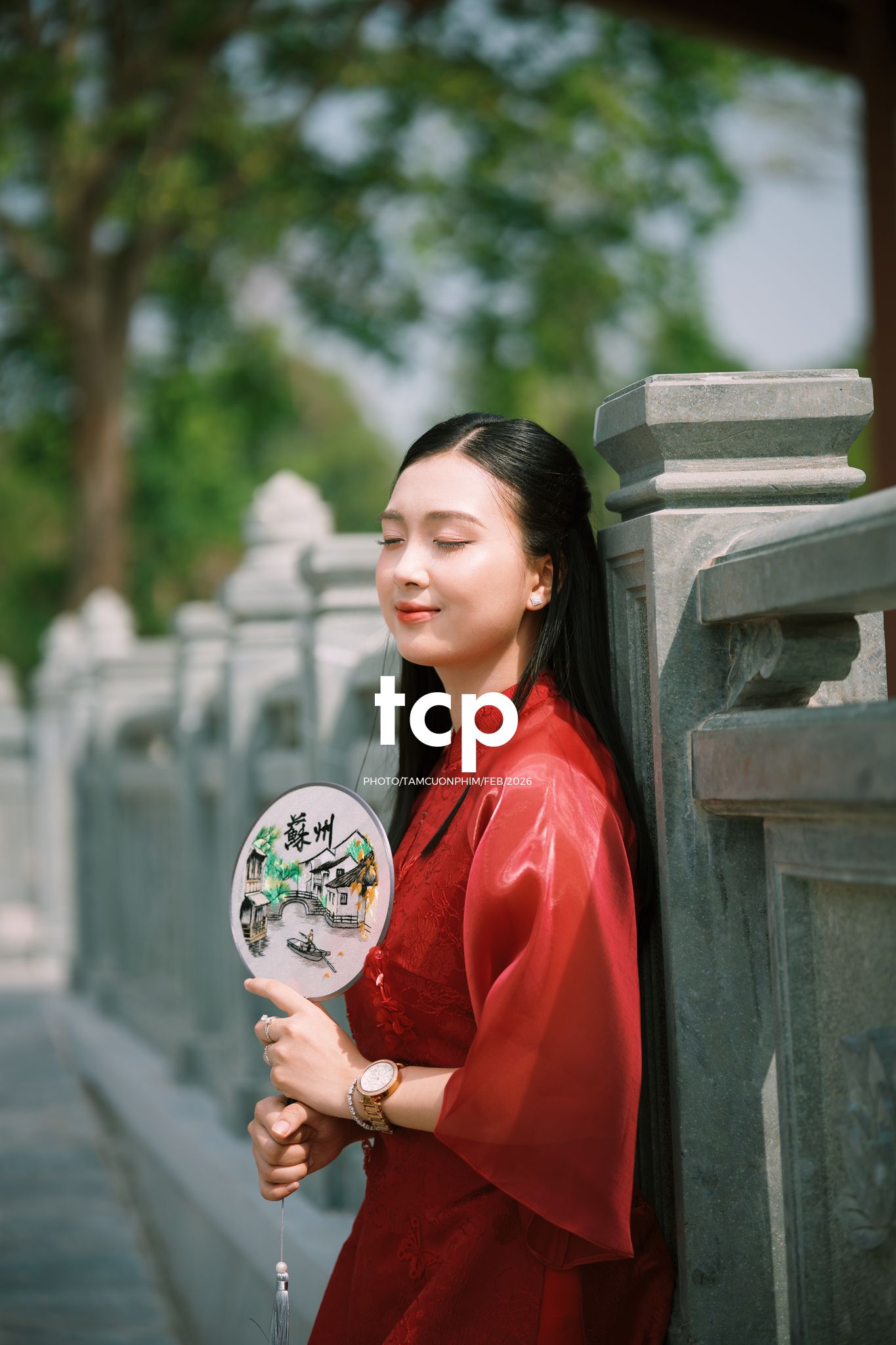 Tám Cuộn Phim - Tiếng cười giòn tan trên chiếc cầu gỗ cũ