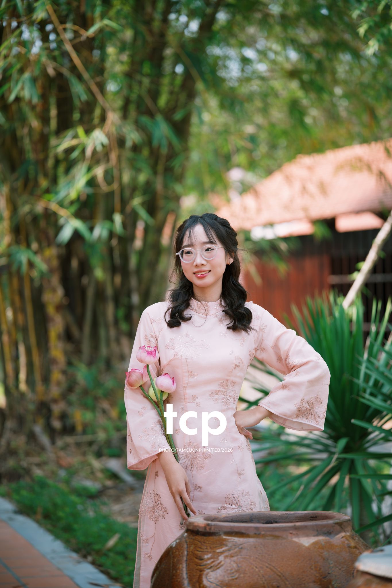 Tám Cuộn Phim - Tiếng cười giòn tan trên chiếc cầu gỗ cũ