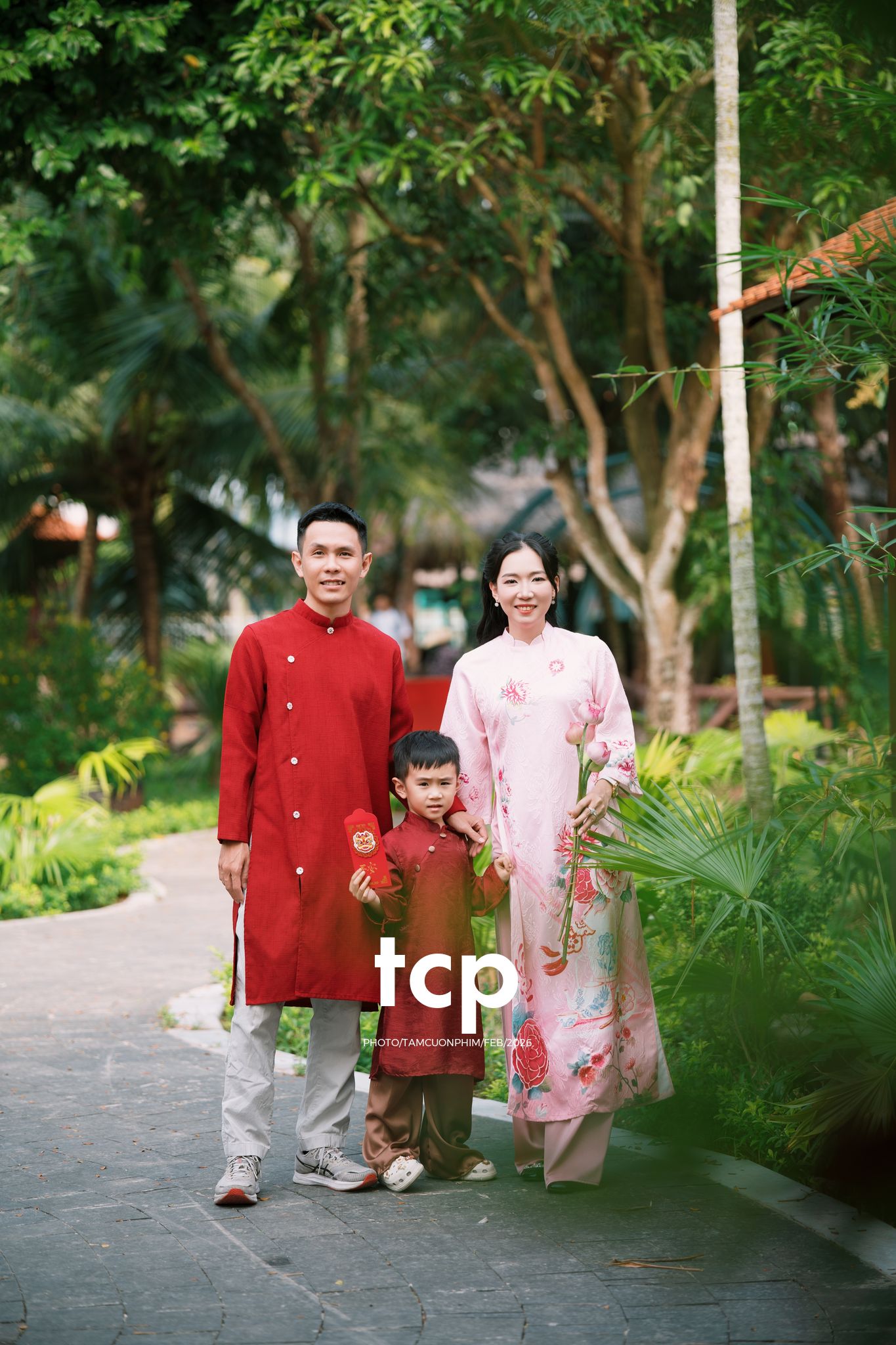 Tám Cuộn Phim - Tiếng cười giòn tan trên chiếc cầu gỗ cũ
