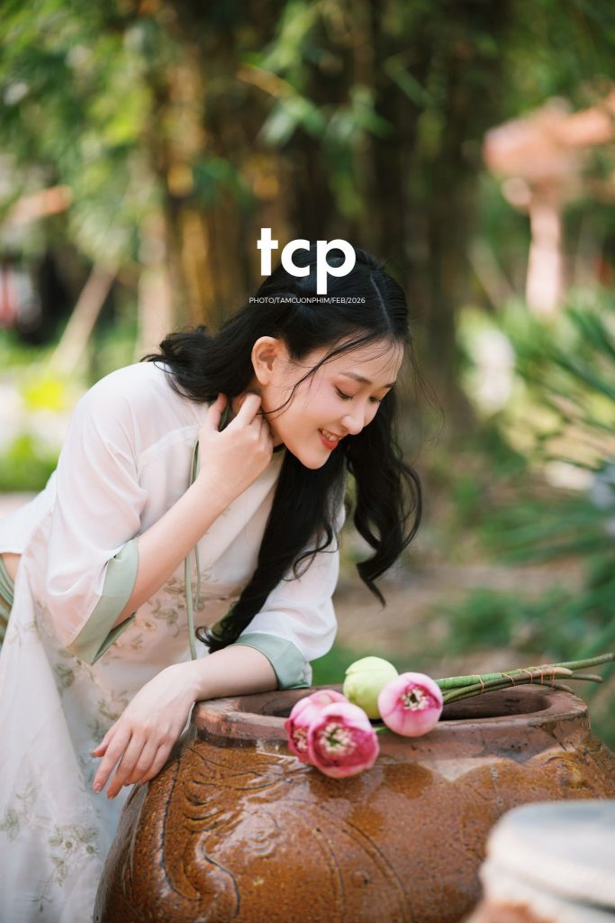 Tám Cuộn Phim - Tiếng cười giòn tan trên chiếc cầu gỗ cũ