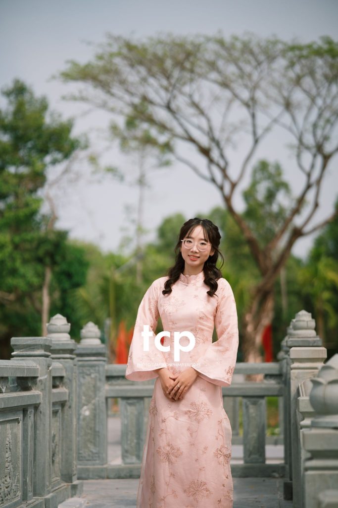Tám Cuộn Phim - Tiếng cười giòn tan trên chiếc cầu gỗ cũ