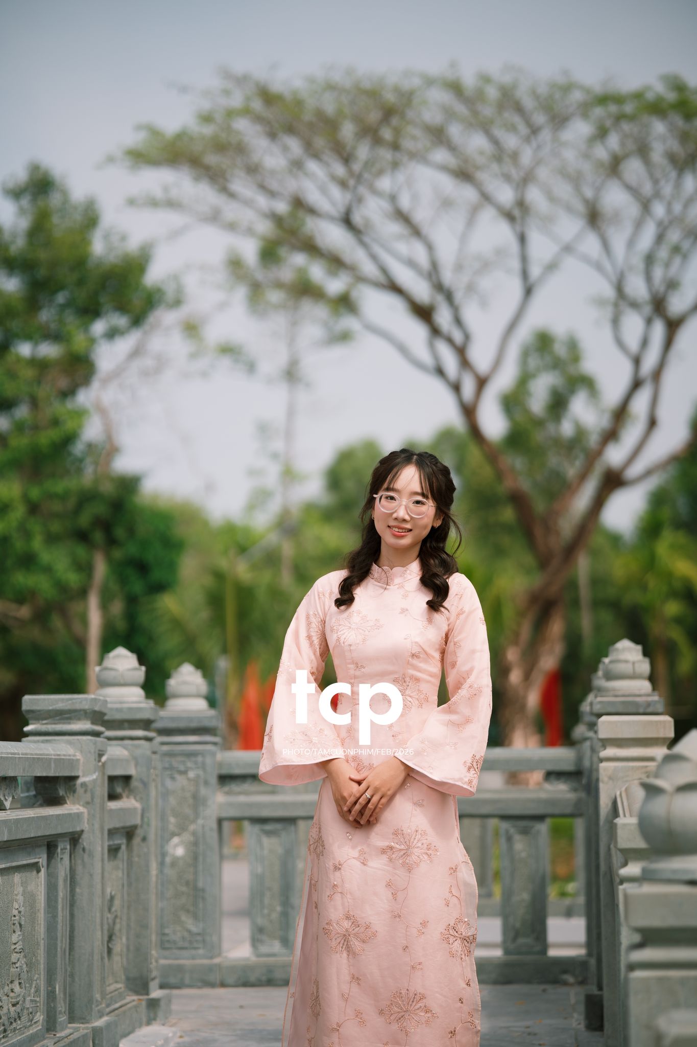 Tám Cuộn Phim - Tiếng cười giòn tan trên chiếc cầu gỗ cũ