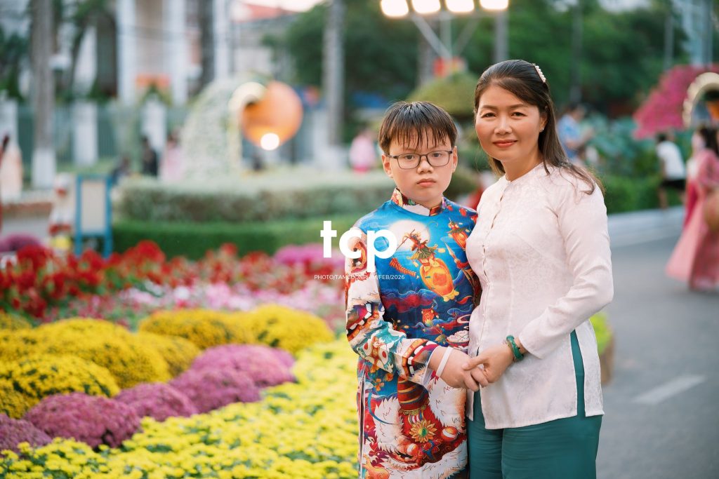 Tám Cuộn Phim - Chiếc nón lá tung bay giữa vườn hoa rực rỡ