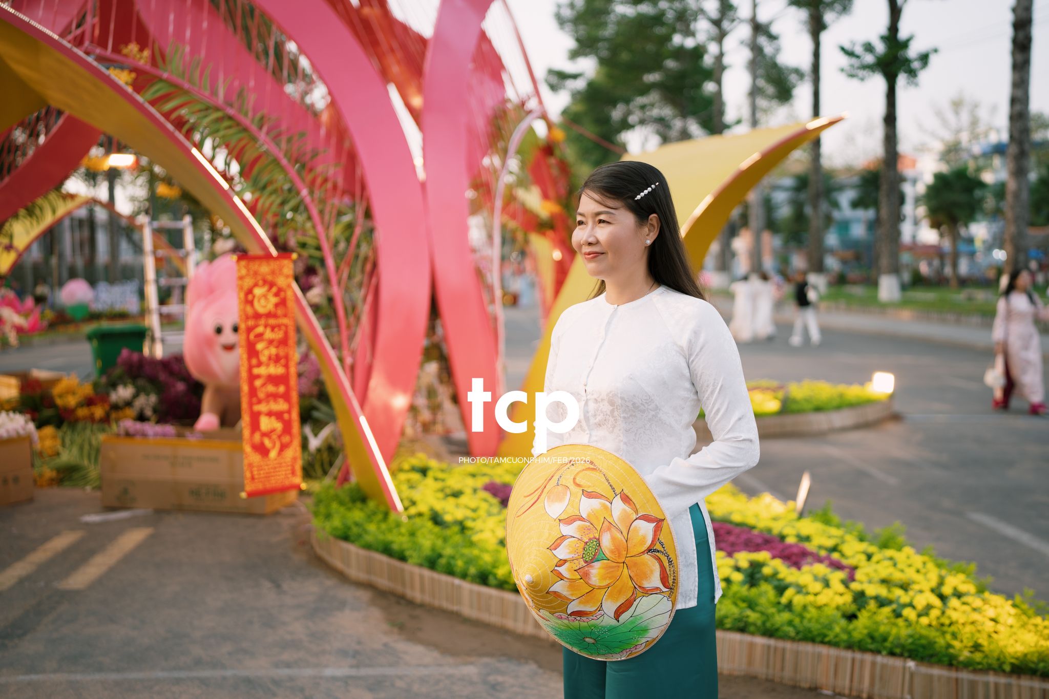 Tám Cuộn Phim - Chiếc nón lá tung bay giữa vườn hoa rực rỡ