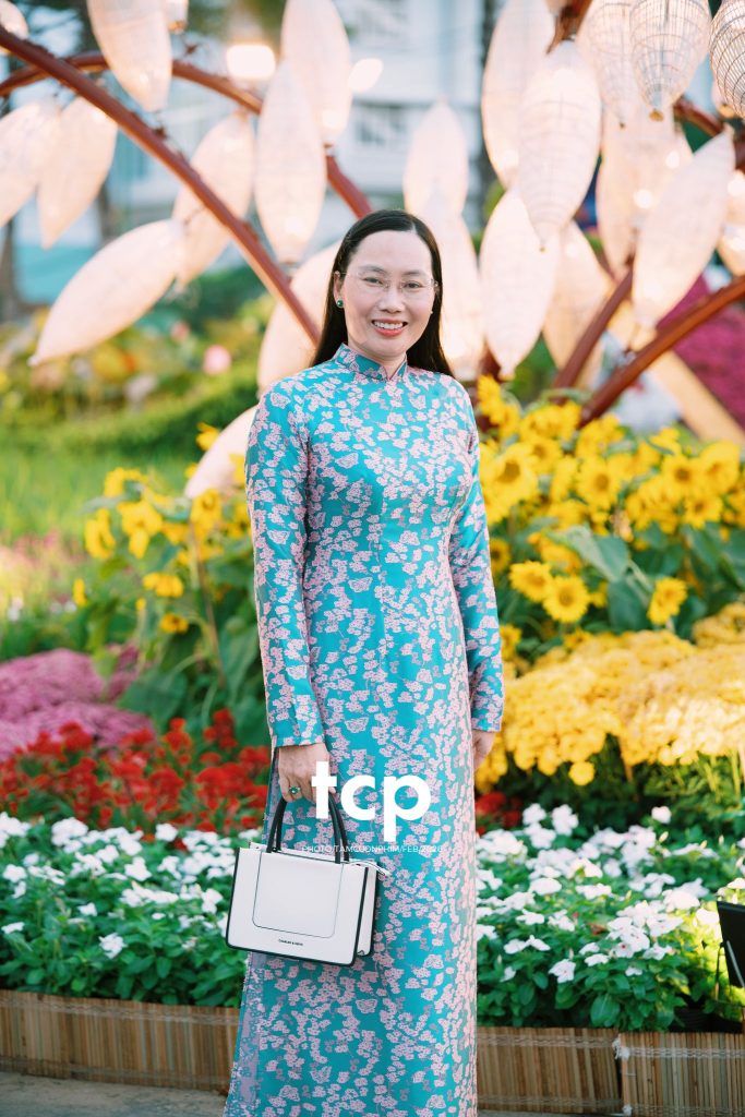 Tám Cuộn Phim - Chiếc nón lá tung bay giữa vườn hoa rực rỡ