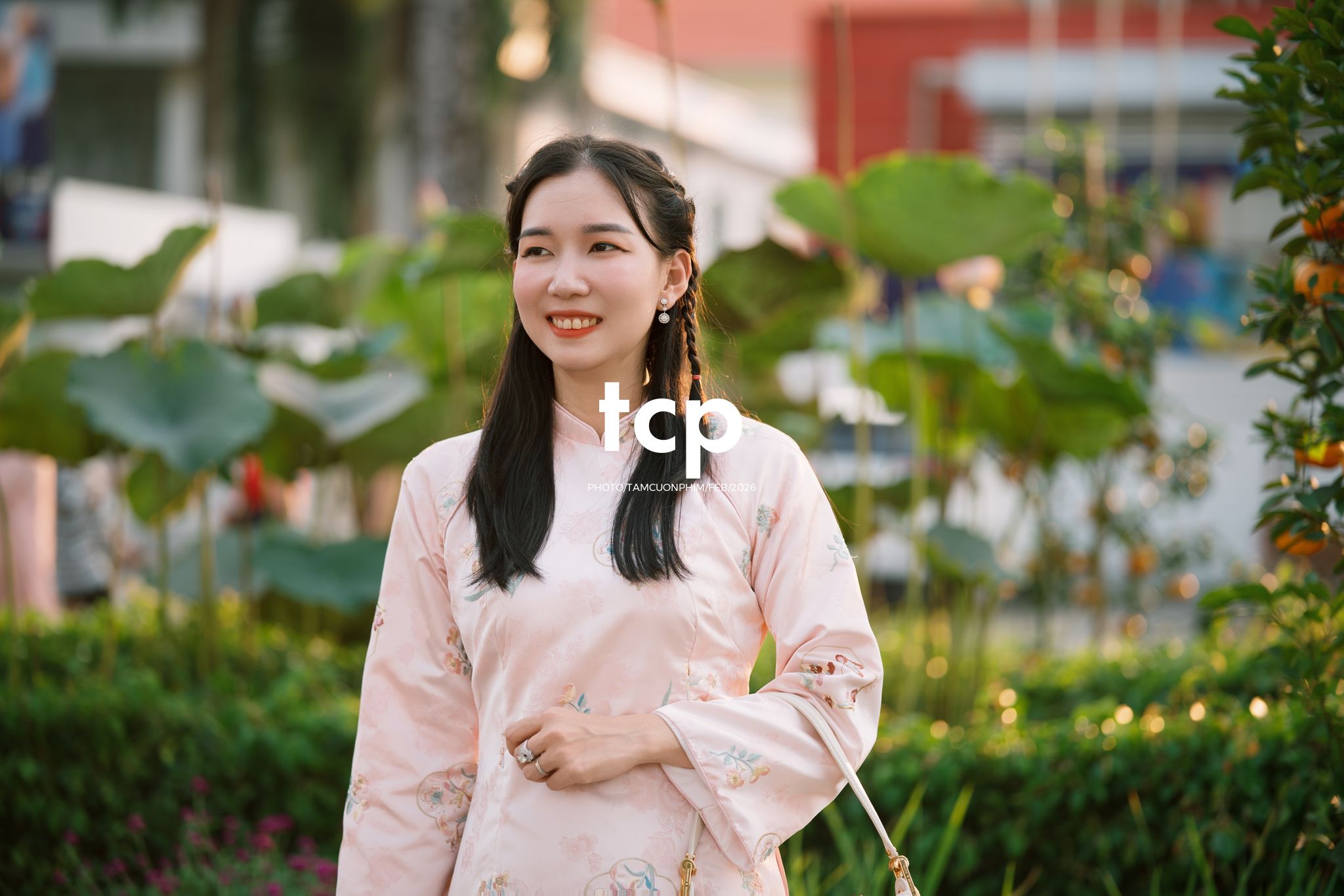 Tám Cuộn Phim - Chiếc nón lá tung bay giữa vườn hoa rực rỡ