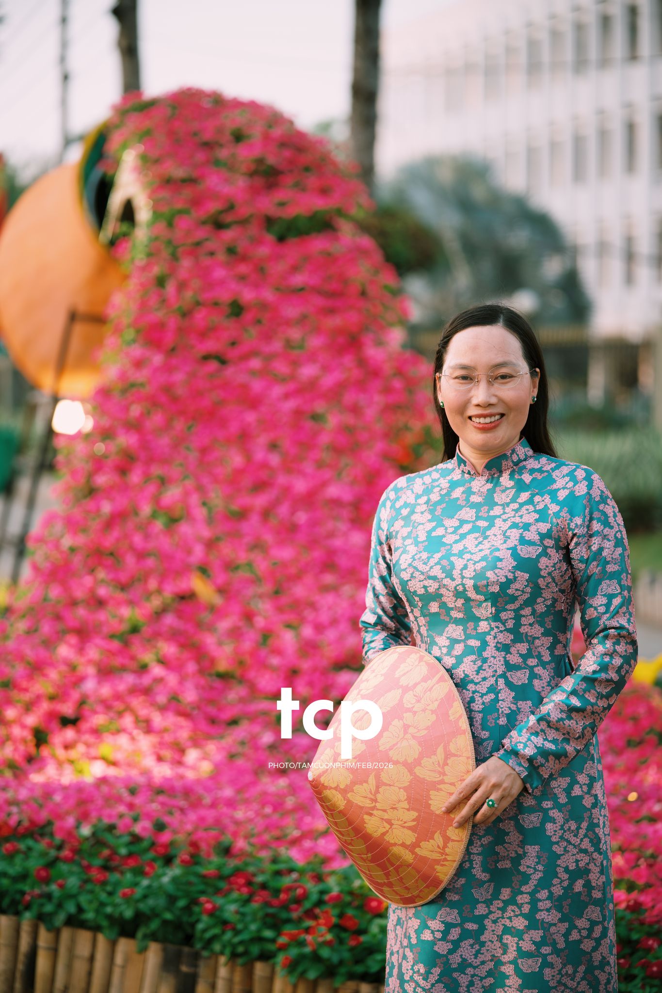 Tám Cuộn Phim - Chiếc nón lá tung bay giữa vườn hoa rực rỡ
