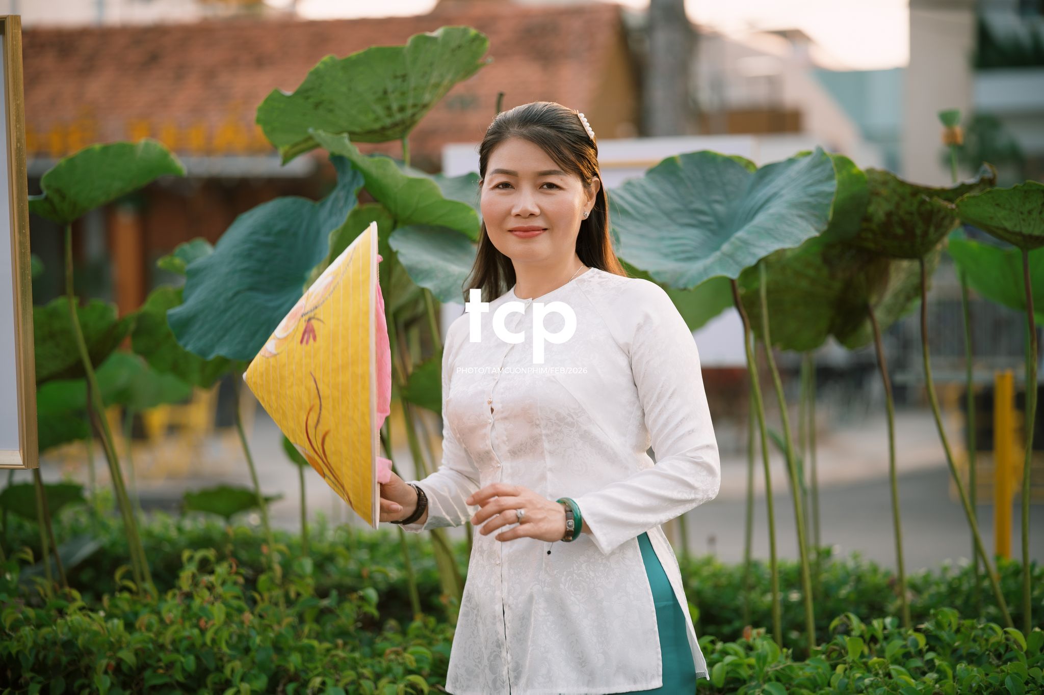Tám Cuộn Phim - Chiếc nón lá tung bay giữa vườn hoa rực rỡ