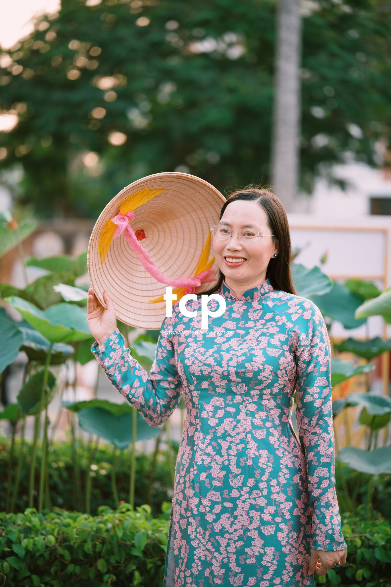 Tám Cuộn Phim - Chiếc nón lá tung bay giữa vườn hoa rực rỡ