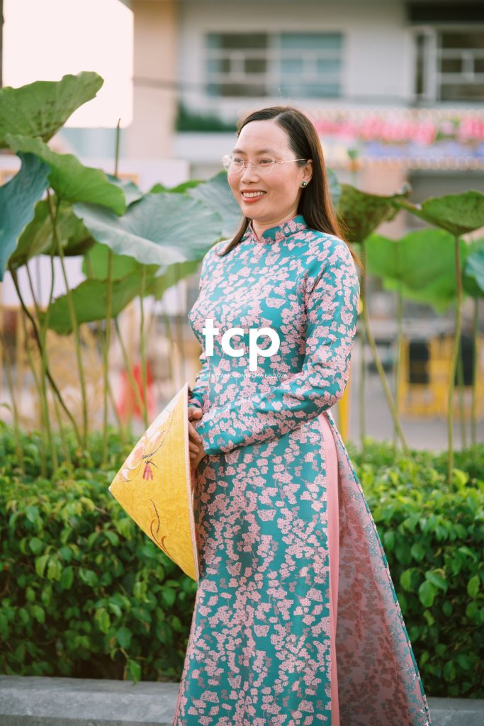 Tám Cuộn Phim - Chiếc nón lá tung bay giữa vườn hoa rực rỡ