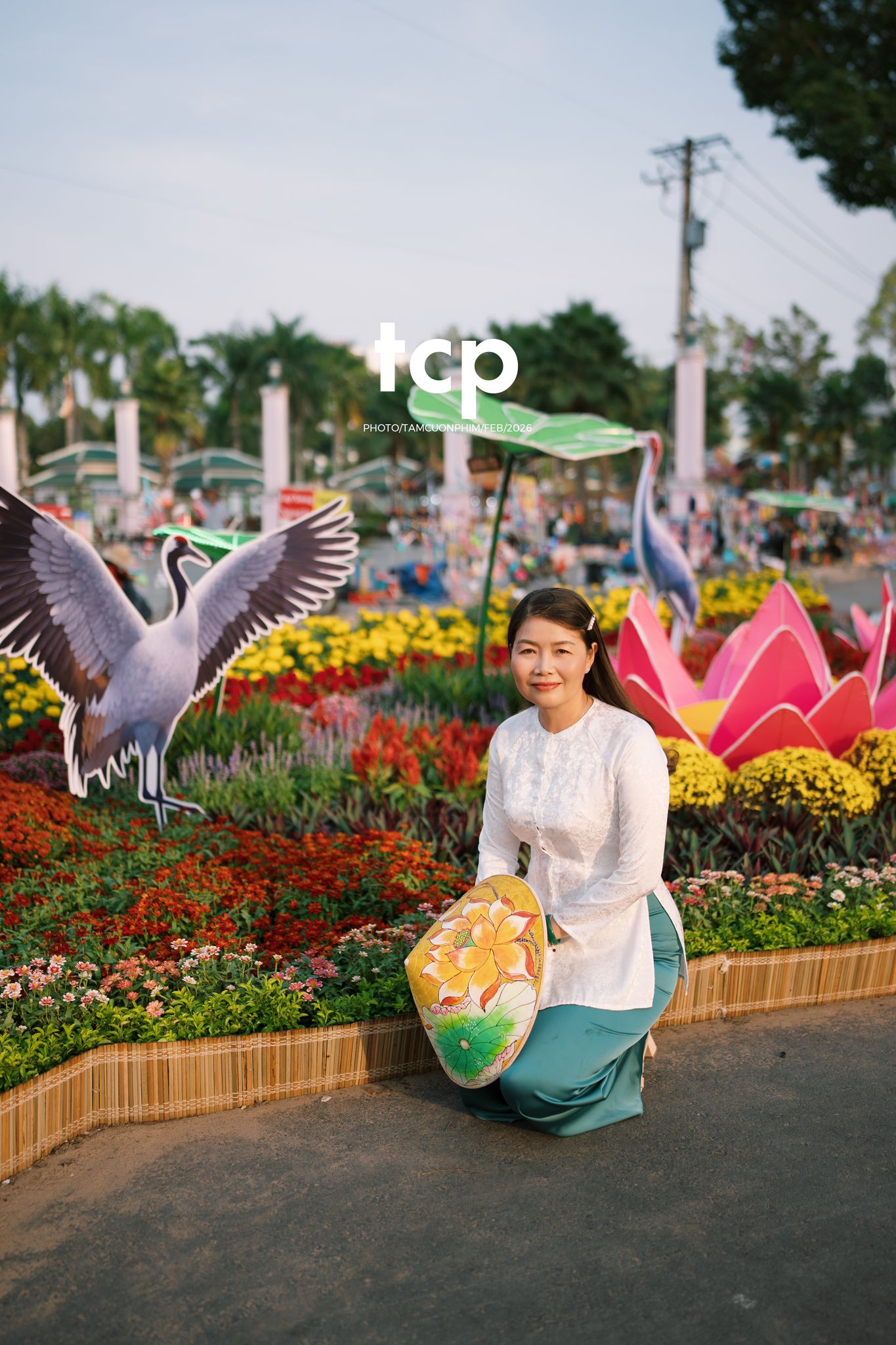 Tám Cuộn Phim - Chiếc nón lá tung bay giữa vườn hoa rực rỡ