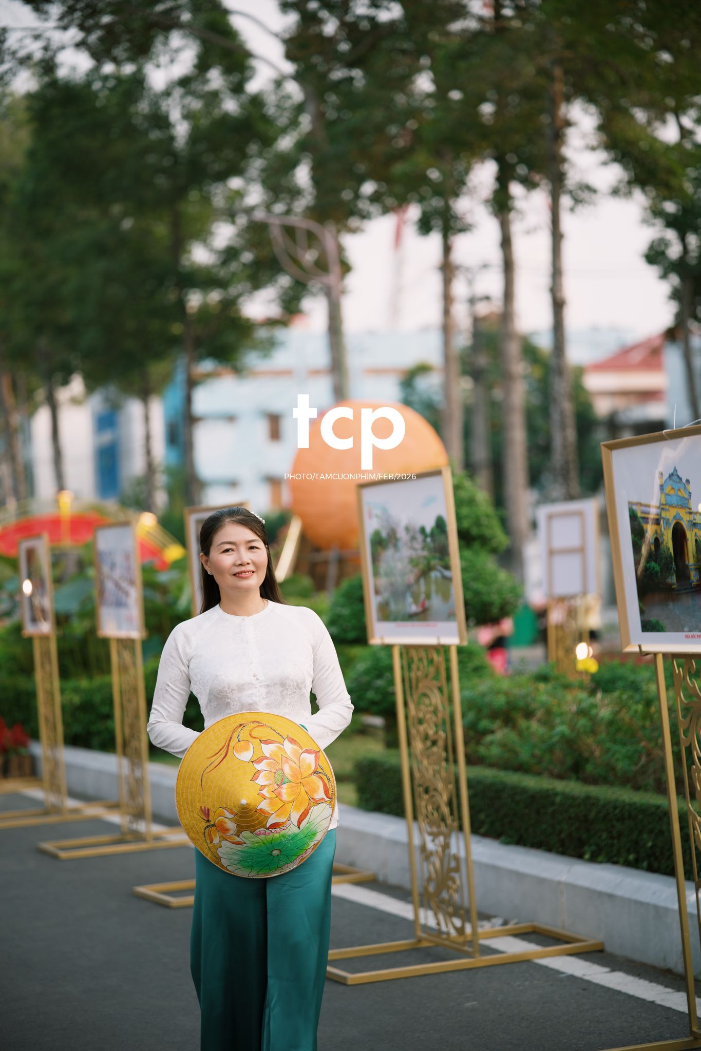 Tám Cuộn Phim - Chiếc nón lá tung bay giữa vườn hoa rực rỡ